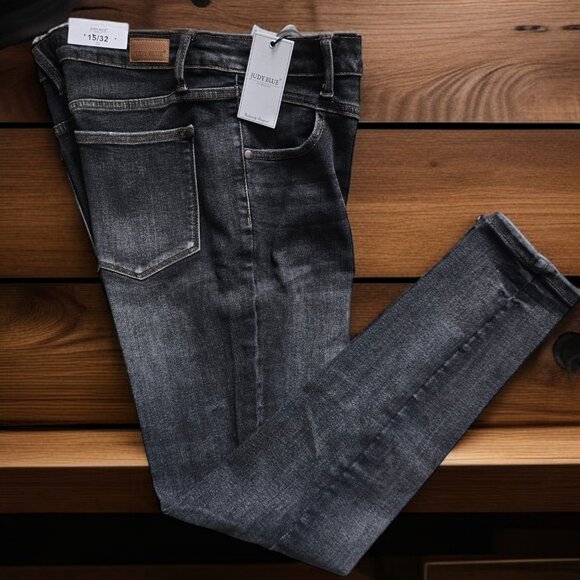 NWT JUDY BLUE (15/32) Gray/Black Yoke Distressed Skinny Fit Stretchy Jeans - Picture 2 of 7